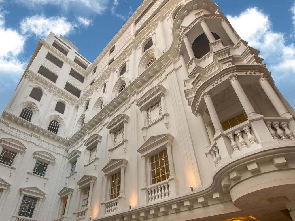 escorts in lexus grand hotel